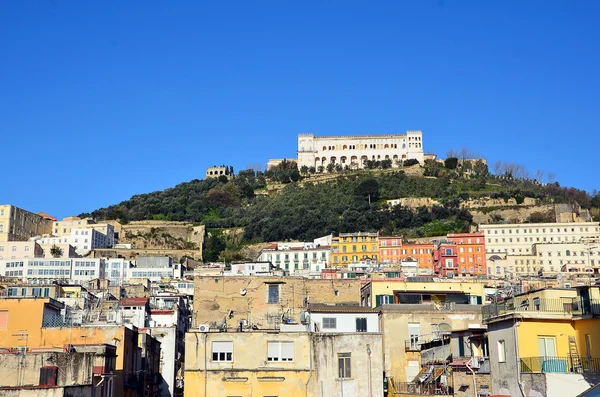 Colina no meio da cidade de Nápoles com castel — Fotografia de Stock