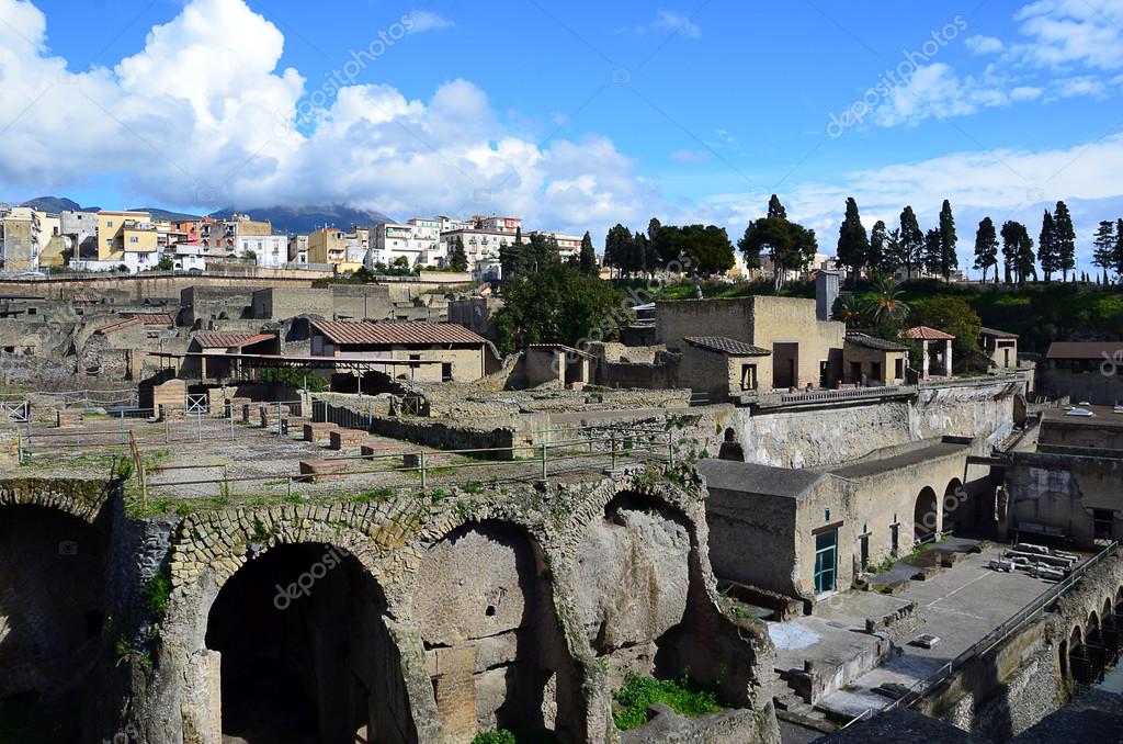 Ercolano grabung stadt landschaft mit blauem himmel italien