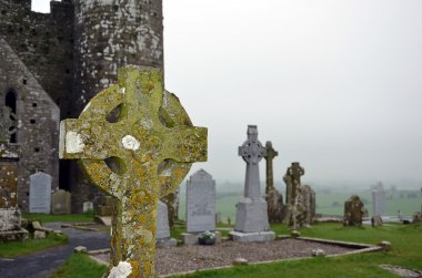 eski celtic cross ve eski mezarlığı ve sis arka plan
