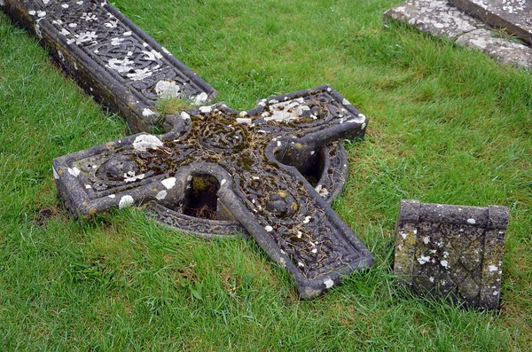 Velho cruz celta destruída na grama no cemitério — Fotografia de Stock