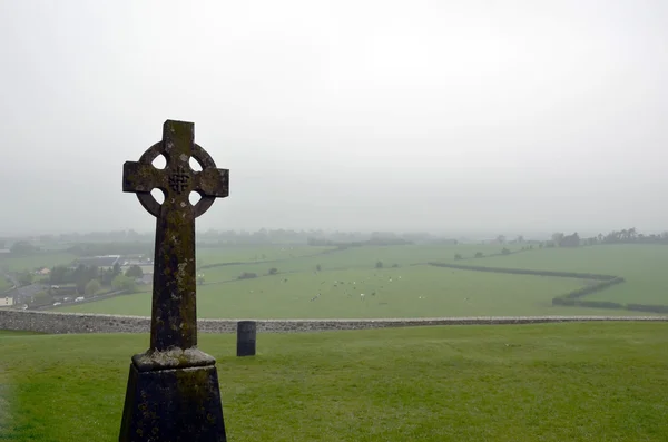 Keltisches Kreuz auf altem Friedhof und Nebelhintergrund — Stockfoto