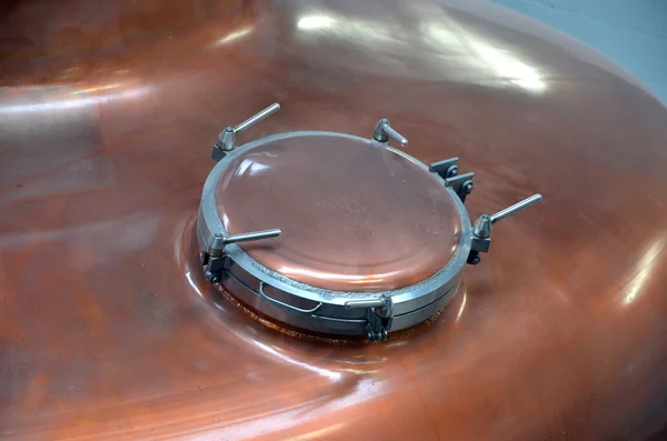 Dispositivo de bloqueio na parte superior da destilação de cobre ainda — Fotografia de Stock