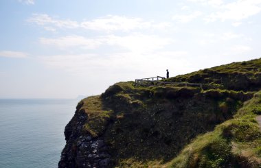 adam siluet uçuruma deniz manzara yukarıda üzerinde