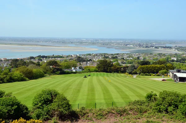 Campo de grama de golfe verde na península de Howth perto de Dublin — Fotografia de Stock