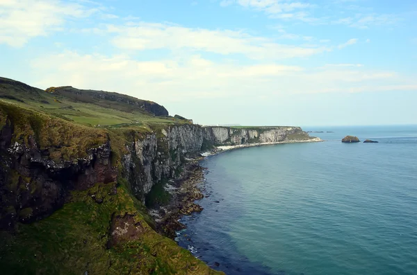 Costa dell'Irlanda con mare e scogliere non lontano da Dublino — Foto Stock