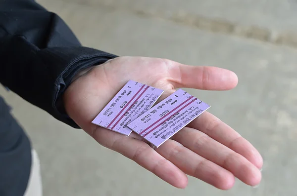 Due biglietti del treno in mano a una ragazza — Foto Stock