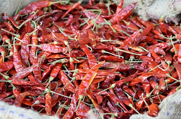 Pimientos rojos en el mercado fotografía — Foto de Stock