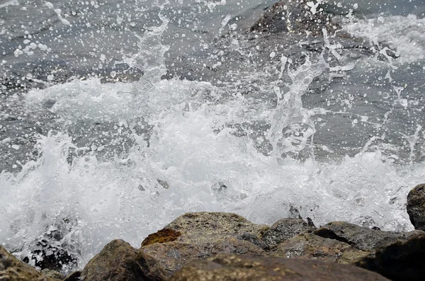 Acqua di mare spruzzata sulla scogliera di pietra — Foto Stock