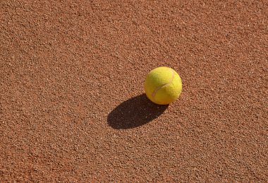 Kil Tenis alanında bir sarı tenis topu