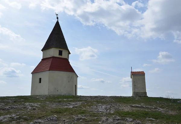 Pequena capela na colina na natureza e céu azul — Fotografia de Stock