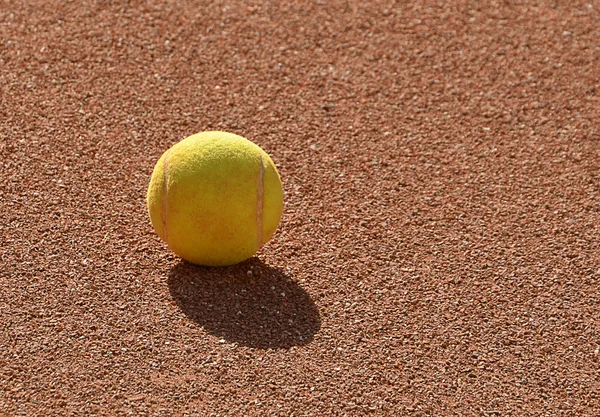 Detail eines Tennisballs auf dem Sandtennisfeld — Stockfoto