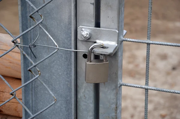 Metall hänglås låsning nya metall grind och staket — Stockfoto