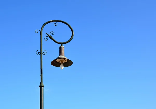 Top van de oude straat metalen lamp-fotografie — Stockfoto