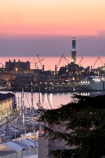 Le port de Gênes et le phare — Photo
