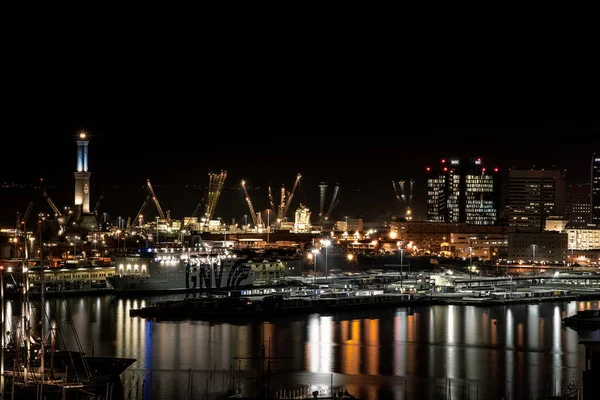 Porto de Génova visto de cima com balsas e farol — Fotografia de Stock