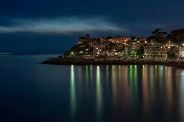 Boccadasse och slottet Capo Santa chiara — Stockfoto