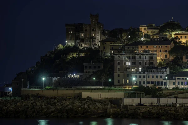 Boccadasse e o castelo de Capo Santa chiara — Fotografia de Stock