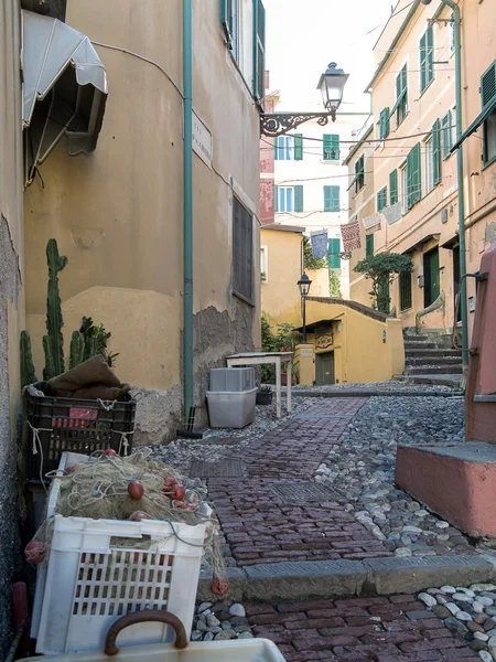 Smalle geplaveide straat en visnetten, Boccadasse — Stockfoto