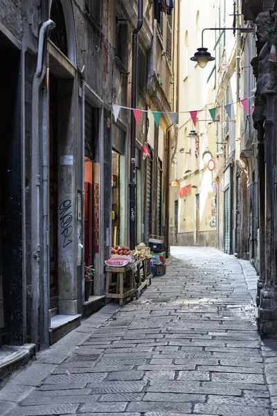 Lege steegje tussen oude gebouwen, in Genua, Italië — Stockfoto