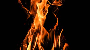 alevler siyah arkaplanda