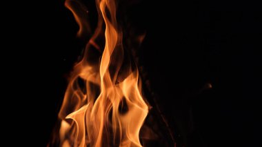 alevler siyah arkaplanda