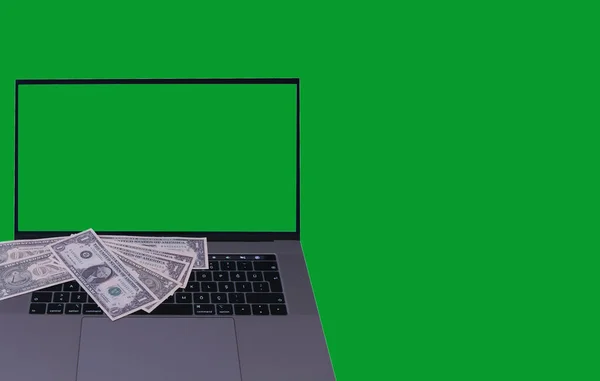 Ноутбук Деньги Изолированы Зеленом Фоне — стоковое фото