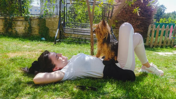 Jovem Mulher Com Seu Cão Sentado Grama Parque — Fotografia de Stock