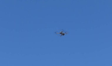 Mavi gökyüzünde uçan uçak