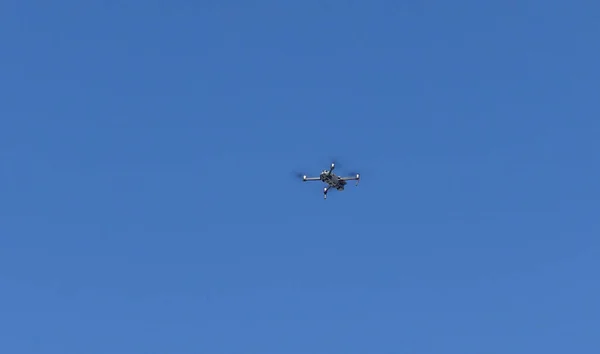 Drone Vliegen Blauwe Hemel — Stockfoto