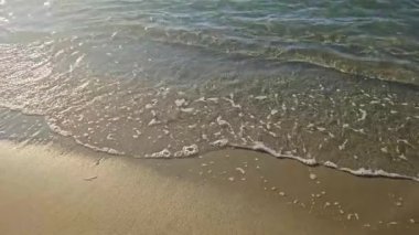 Deniz kenarındaki ıslak kumlar.