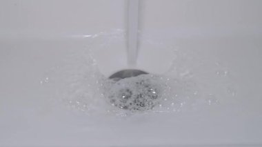 Lavabodan akan su ve çıkardığı ses.