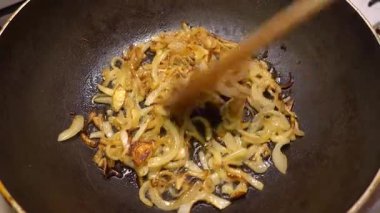 Soğanlı kızartma tavası.