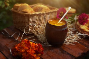 Lezzetli bal seti. Birçok kavanozdaki bal sıvıdır, raflardaki kilerde, yaratıcı bir fotoğraftır. Masada ekmek ve ekmek parçaları olan baldır. Ve gün batımında peynir, ışıkla, lezzetli yiyeceklerle, bahçede.
