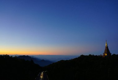 Doğa manzarası dağ manzarası. Sabah doğumu ve pagoda arka planı.                      
