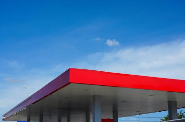 Benzin istasyonunun parlak kırmızı çatısı Gökyüzünün rengiyle açık bir günde                         