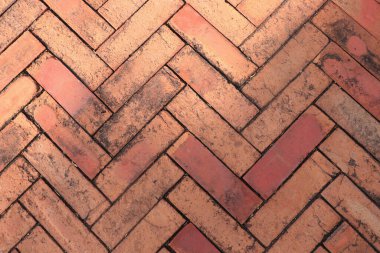 Döşeme zemininde eski tuğlalar, kirli ve eski 