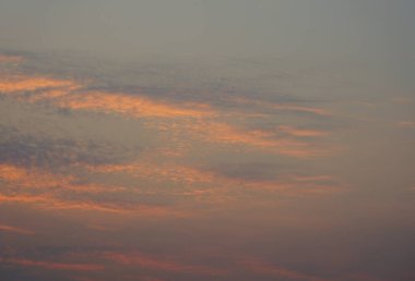 Pastel gökyüzü ve turuncu bulutlar güzel arka planda                  