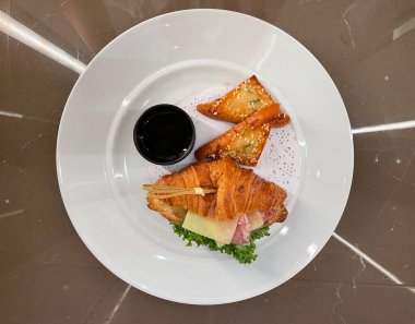 Sandviç kruvasan ve Kıymalı Kıymalı Domuz rostosu. Sabah kahvaltısında atıştırmalık bir şeyler. 