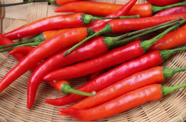 Bambu sepetindeki kırmızı acı biberleri kapat.