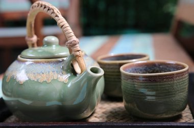 Bitkisel veya Çin çay içeceği için seramik çay fincanı ile çaydanlık.