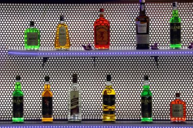 Brendi ve viski mini şişeleri bardaki raflarda sıvı alkol. Bangna Bölgesi, Bangkok Tayland 01 Aralık 2017