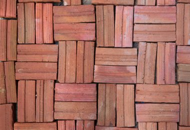 Yaya yolundaki kırmızı tuğlanın basit dokusu eski ve kirli.