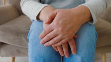 Orta yaşlı kadın depresyon ve yalnızlıktan muzdarip el ele tutuşmuş.