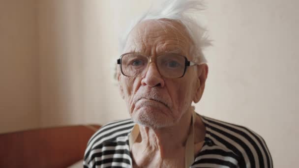 Portrait of elderly man 80-90 years old, wrinkled skin face looking at camera — Stock Video
