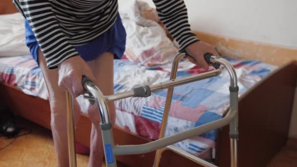 Anciano mayor caminando lentamente con ayuda de caminante en casa, problema de rodilla y pierna — Vídeos de Stock