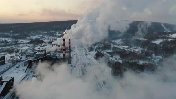 Ipari övezet télen, füstölgő kémény a gyárban. Csövek szennyezett légkör — Stock videók