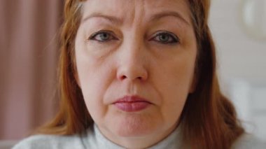 Depresyondaki orta yaşlı kadın portresi, buruşuk üzgün yüz, mutsuz emekli kadın.