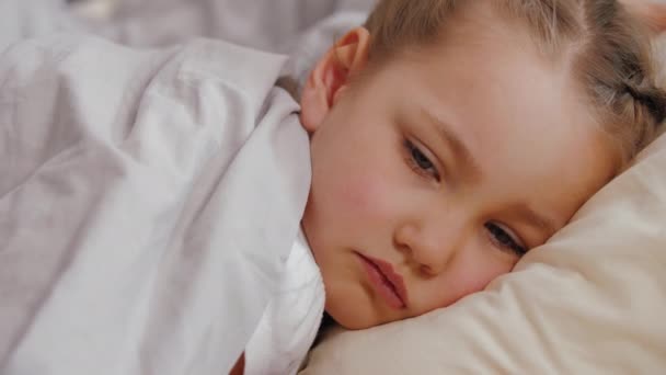 Retrato de una niña enferma acostada en el concepto de la enfermedad por el virus de la gripe fría — Vídeos de Stock