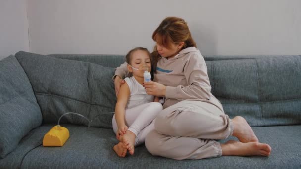 Moeder geeft haar baby meisje inhalatie met medische vernevelaar, zieke bronchitis — Stockvideo