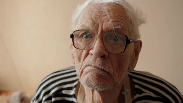 Senior man wrinkled skin face looking at camera, expressive tense look, portrait — Stock Video